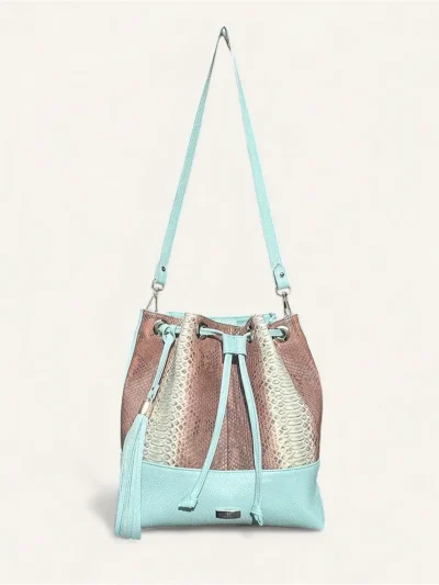 Bolsa para dama tipo bucket en piel de pitón color azul menta y café frente