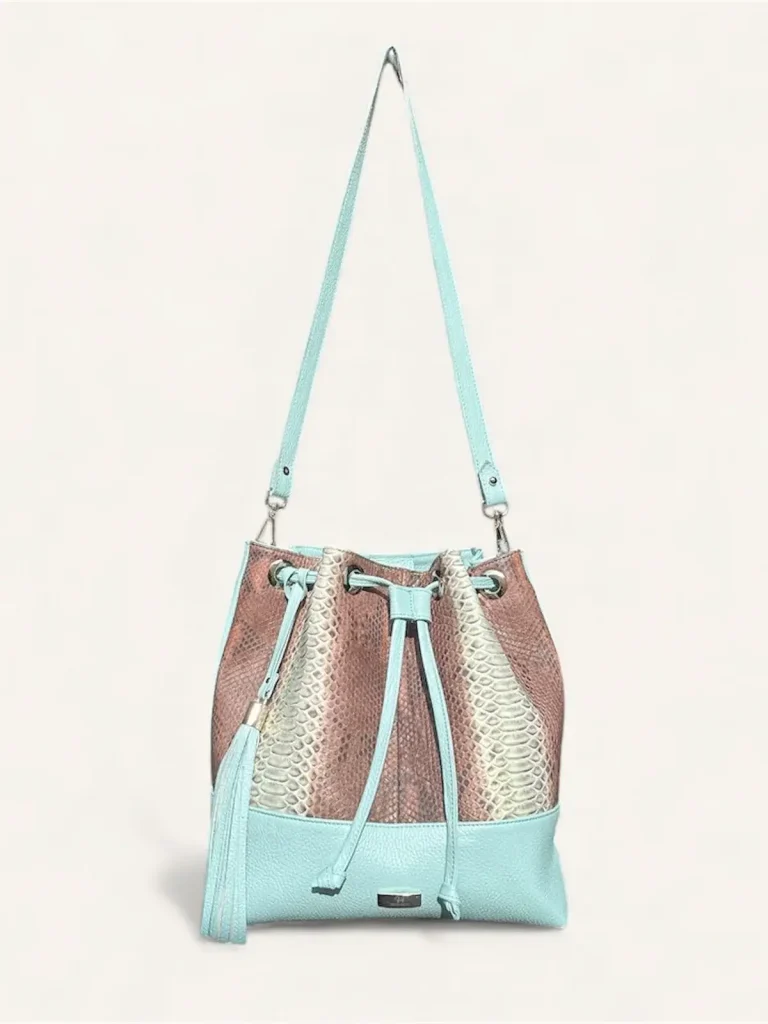 Bolsa para dama tipo bucket en piel de pitón color azul menta y café frente