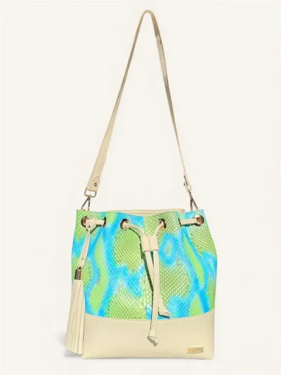 Bolsa para dama tipo bucket en piel de pitón color beige y verde con azul frente