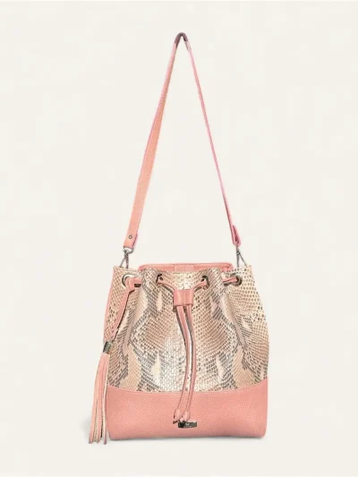Bolsa para dama tipo bucket en piel de pitón color rosa frente