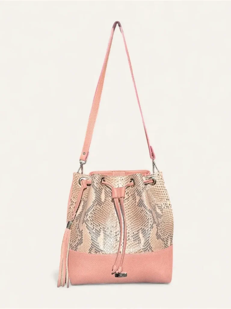Bolsa para dama tipo bucket en piel de pitón color rosa frente