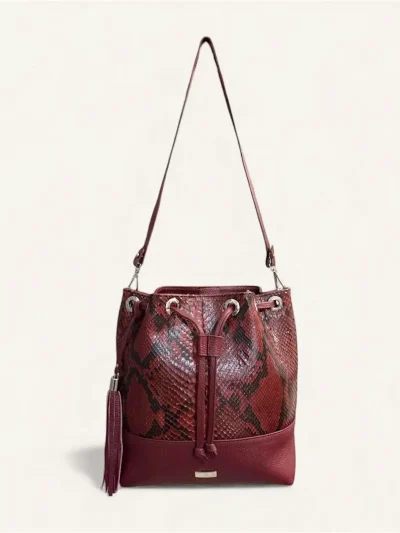 Bolsa para dama tipo bucket en piel de pitón color vino frente