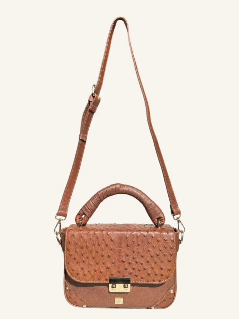 Bolsa para dama cross-body en piel de avestruz color café con asa frente