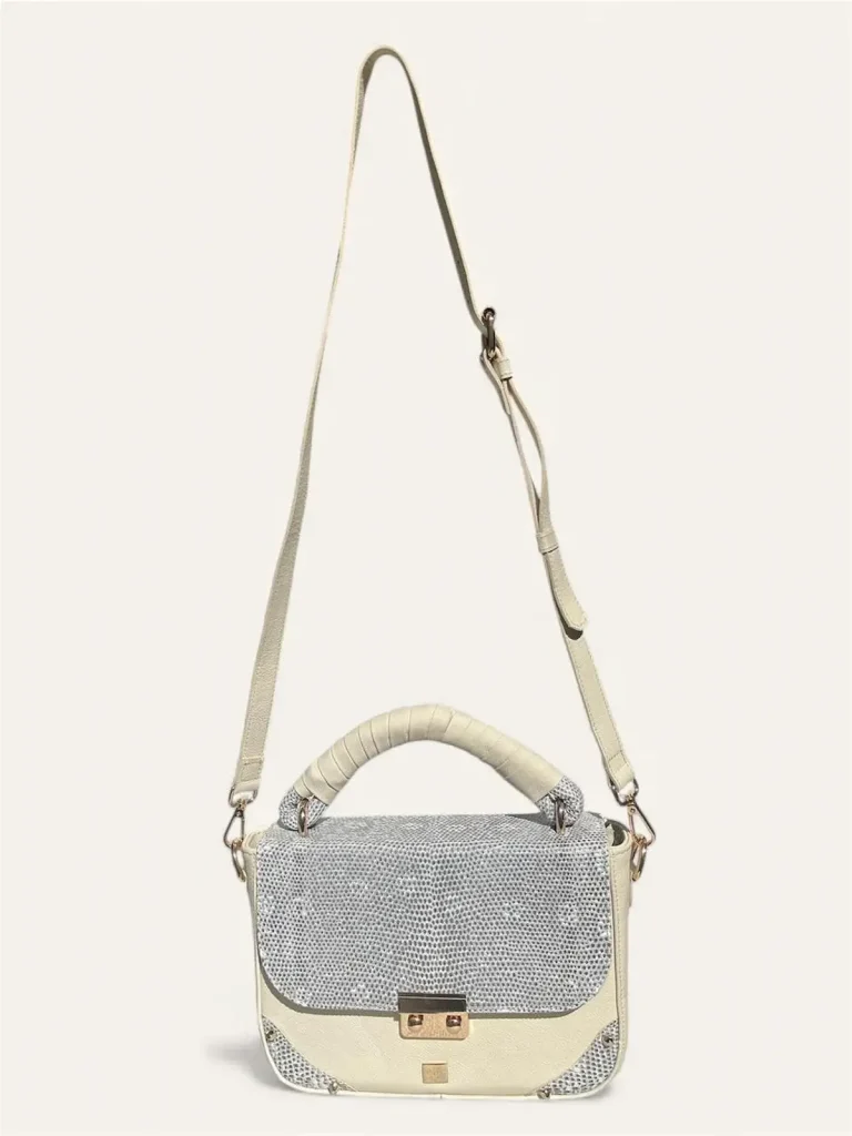 Bolsa para dama tipo cross-body en piel de cocodrilo color hueso con asa y correa frente