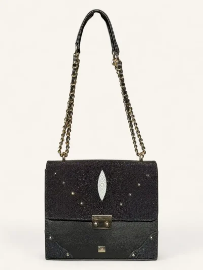 Bolsa para dama tipo cross-body en piel de mantarraya color negro con cadena frente