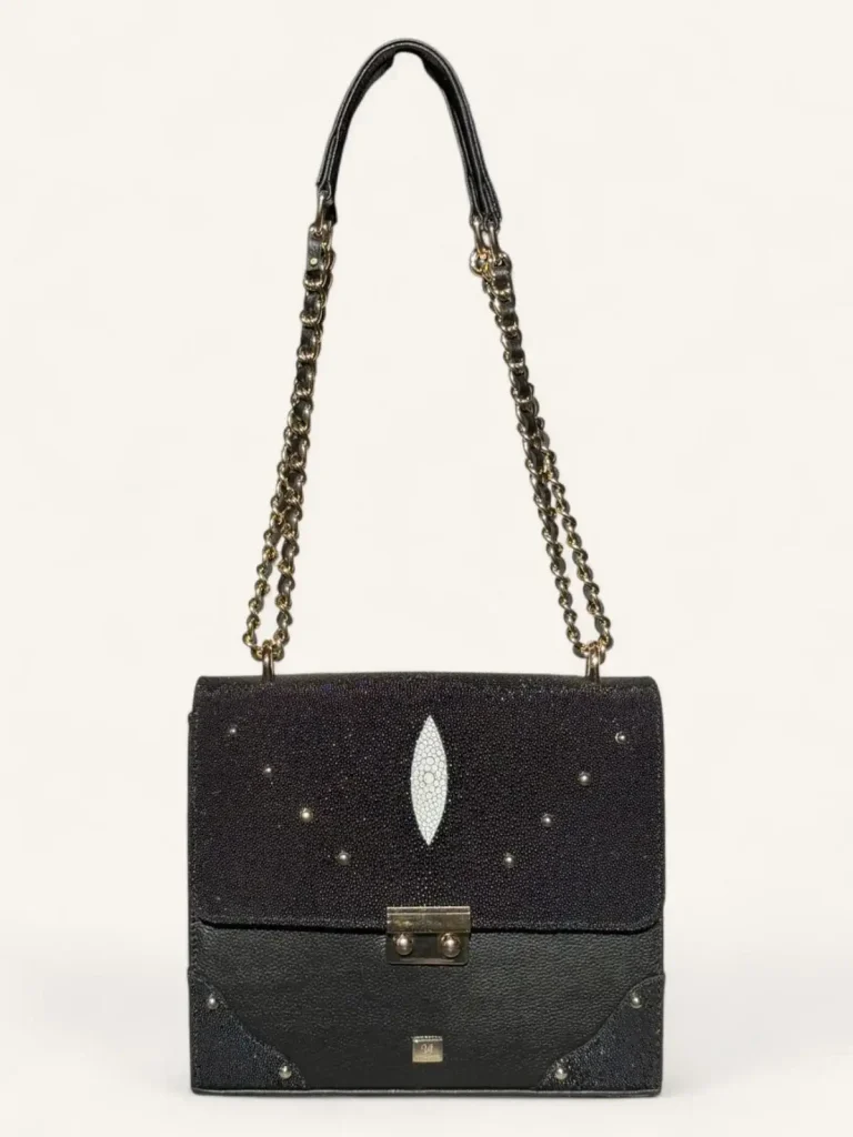 Bolsa para dama tipo cross-body en piel de mantarraya color negro con cadena frente