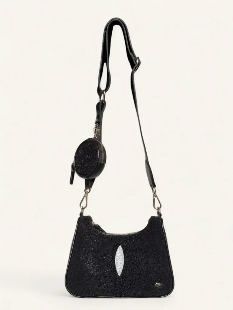 Bolsa para dama tipo cross-body en piel de mantarraya color negro frente