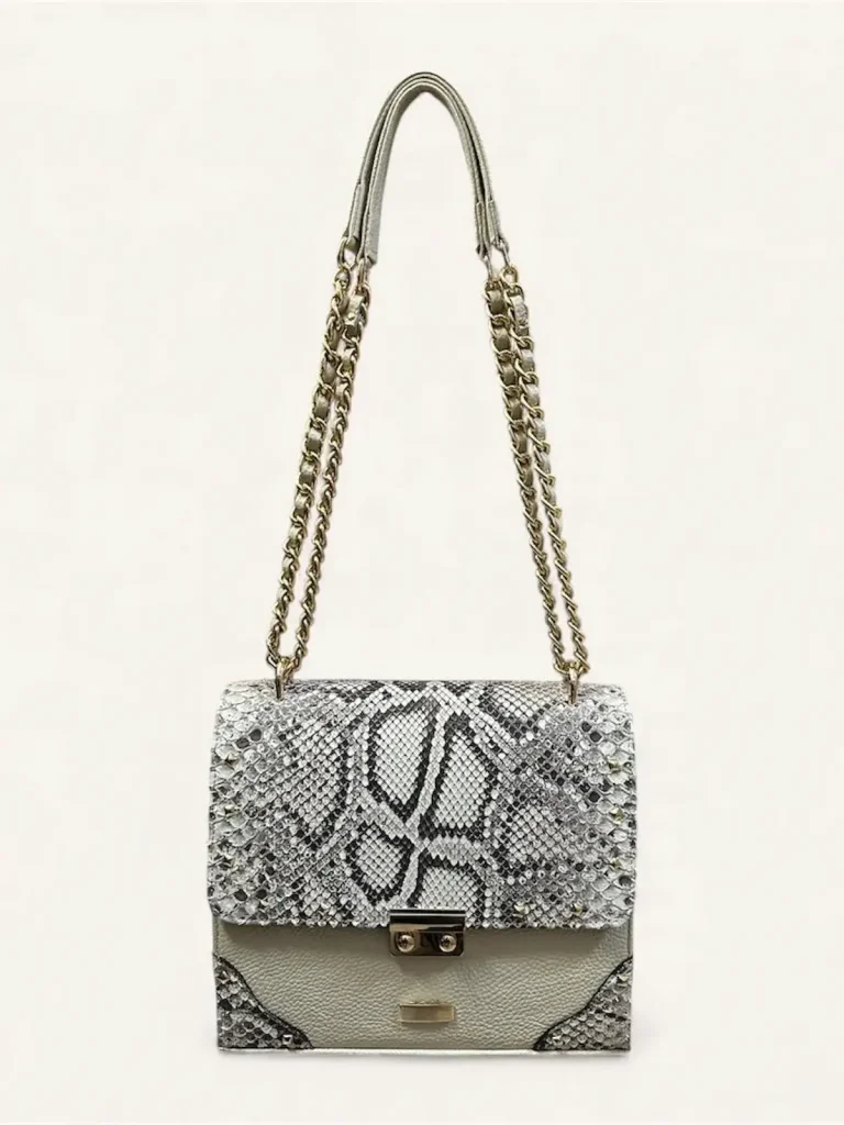 Bolsa para dama tipo cross-body en piel de pitón color beige con cadena mediana frente