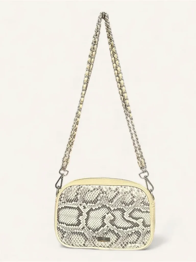 Bolsa para dama tipo cross-body en piel de pitón color beige con cadena frente