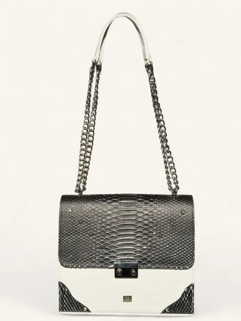 Bolsa para dama tipo cross-body en piel de pitón color blanco y negro con cadena frente
