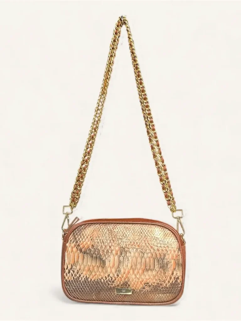 Bolsa para dama tipo cross-body en piel de pitón color café con cadena frente