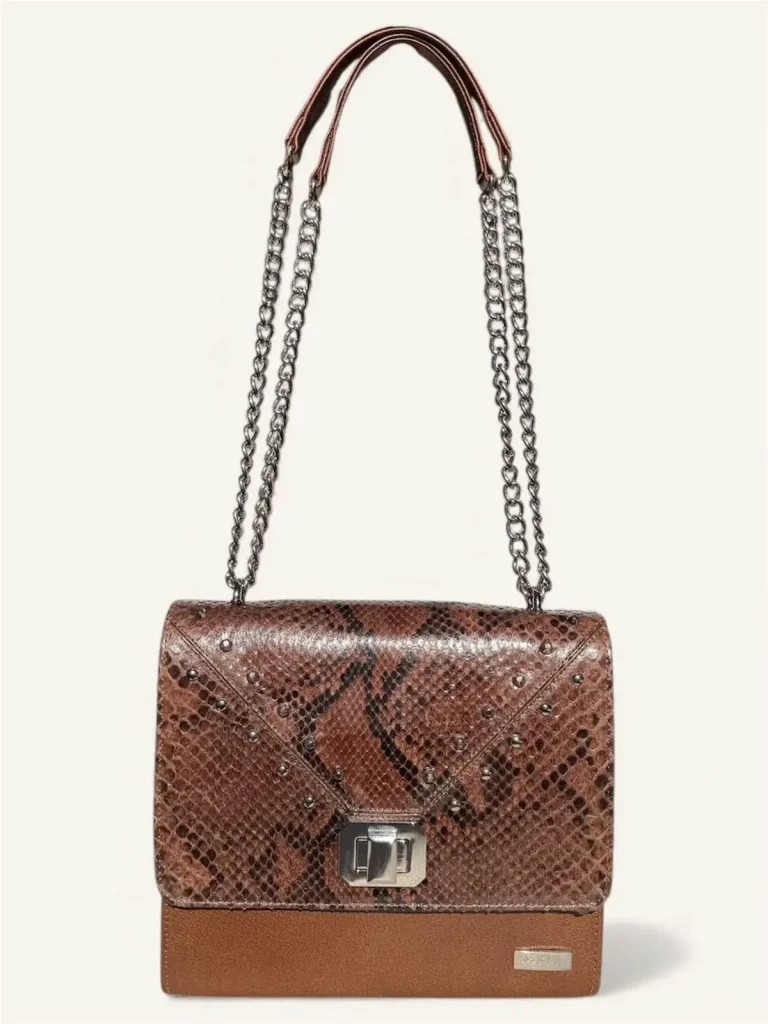 Bolsa para dama tipo cross-body en piel de pitón color café con cadena mediana frente