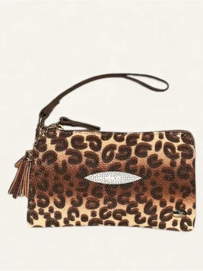 Bolsa para dama tipo muñequera en piel de mantarraya estilo animal print café frente