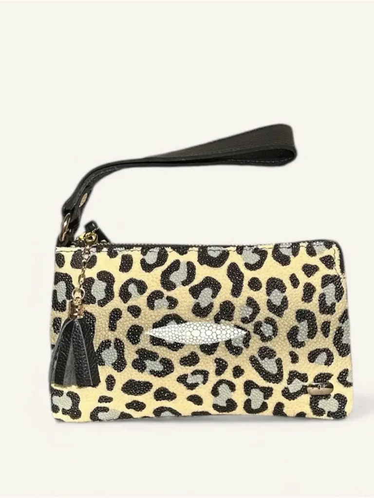 Bolsa para dama tipo muñequera en piel de mantarraya estilo animal print vainilla frente