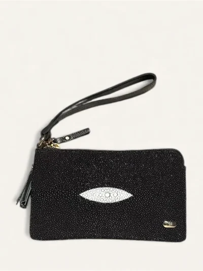 Bolsa para dama tipo muñequera en piel de mantarraya color negro frente