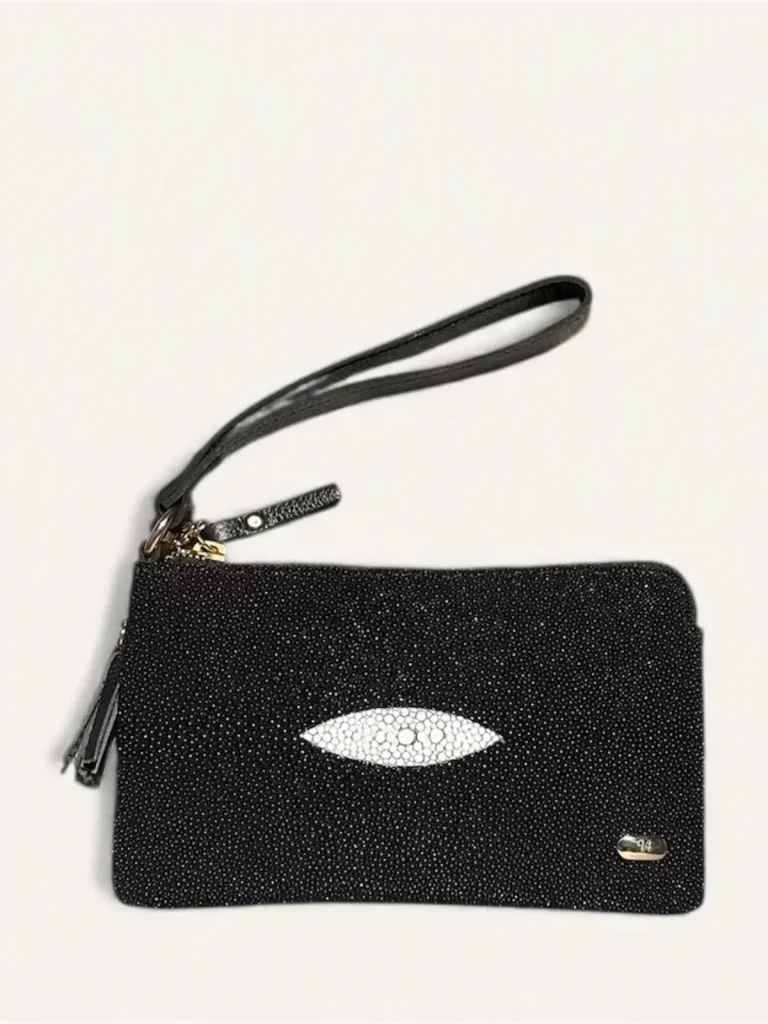 Bolsa para dama tipo muñequera en piel de mantarraya color negro frente