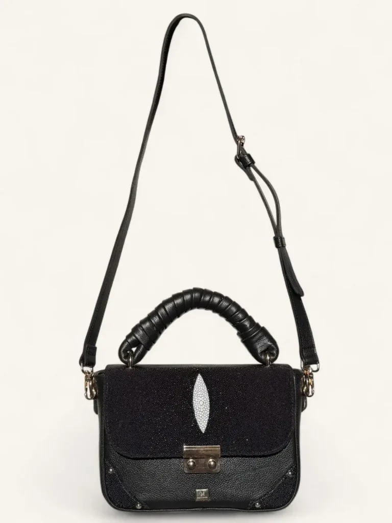 Bolsa para dama tipo satchel en piel genuina de mantarraya color negro