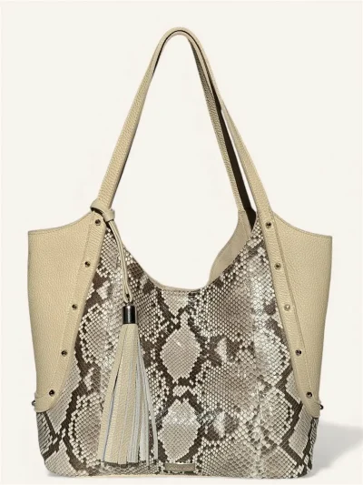 Bolsa para dama tipo tote en piel de pitón color beige con estoperoles frente
