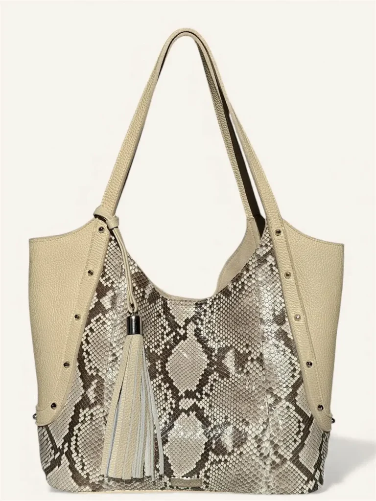 Bolsa para dama tipo tote en piel de pitón color beige con estoperoles frente