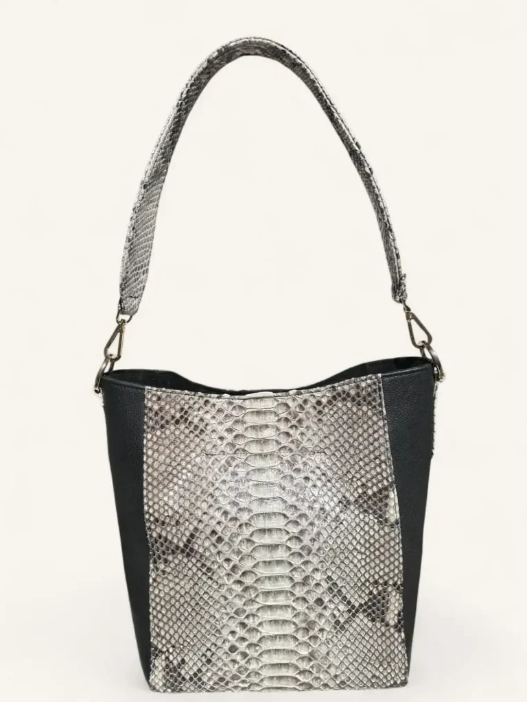 Bolsa para dama tipo tote en piel de pitón color negro y gris frente