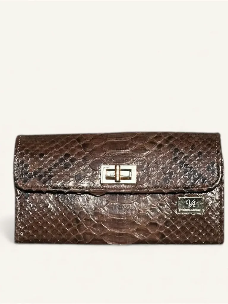 Cartera para dama en piel de pitón color café con broche frente