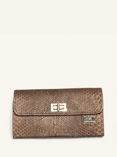 Cartera para dama en piel de pitón color tabaco con broche frente